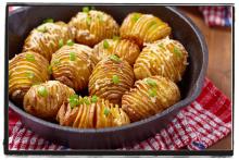 Skillet with hasselback potatoes